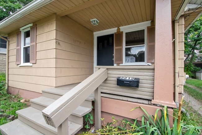 Building Photo - 2212 Snyder Ave NE
