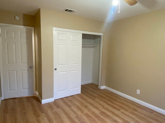 Foto del edificio - Single story 4 Bedroom with 3 car garage i...