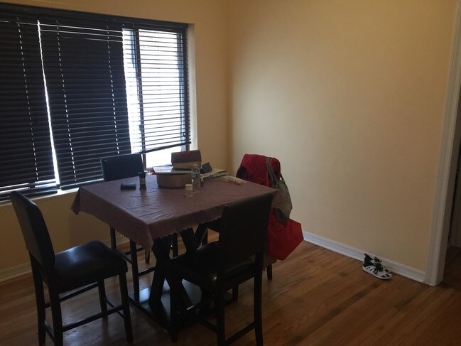 Den - 4220 N Francisco Ave
