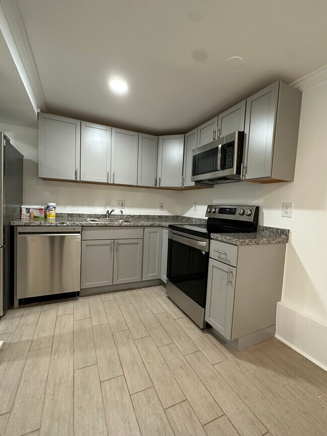 Building Photo - 616 5th St NE
