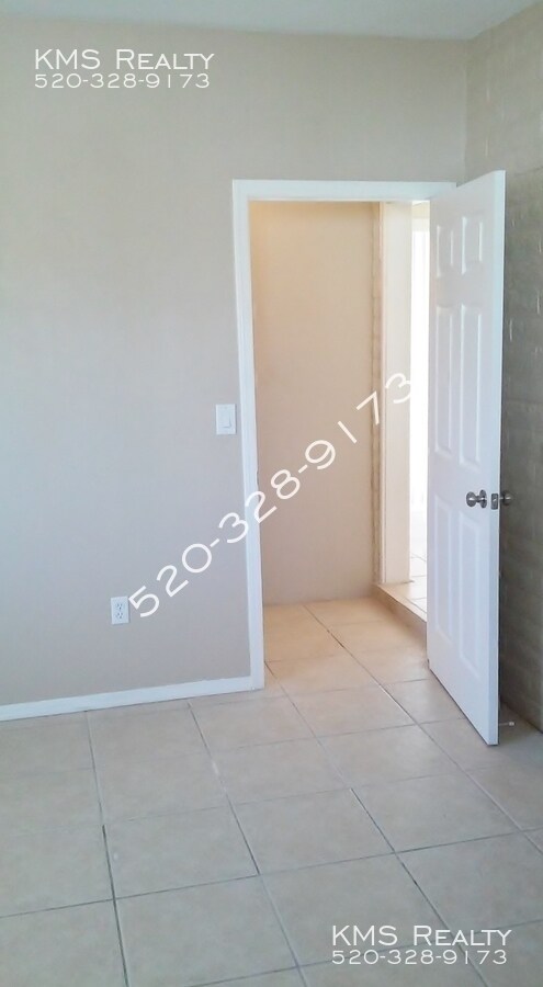 Foto del edificio - 4 bedroom 2 bath House - Kinney Rd & Ajo Way