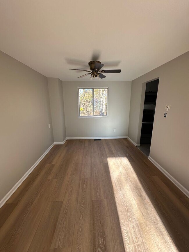 Foto del edificio - 4 bedroom 2.5 bath single family in Burlin...