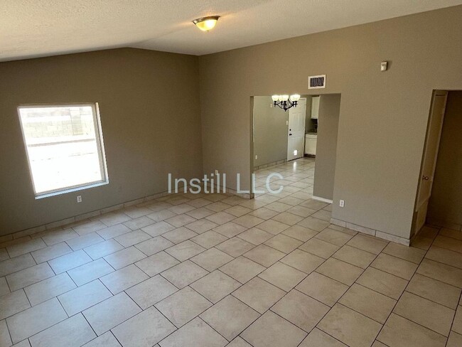 Building Photo - For Sale by Owner: 3 Bed, 2 Bath 1,356 Sq....