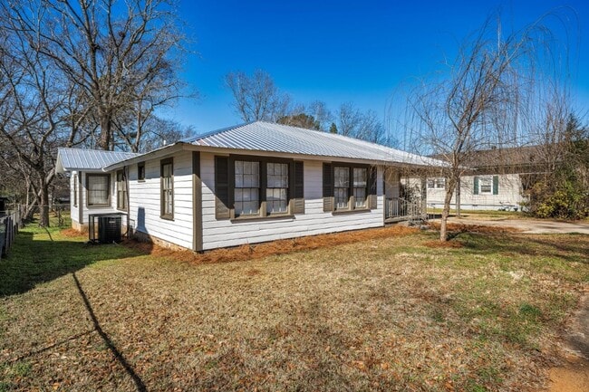 Building Photo - Spacious 4-Bedroom Beauty in Sylacauga – Huge Deck, Carport & Tons of Charm!