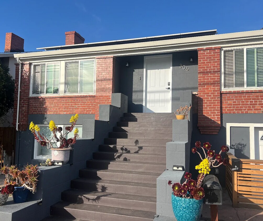 Primary Photo - 306 Mayo Ave