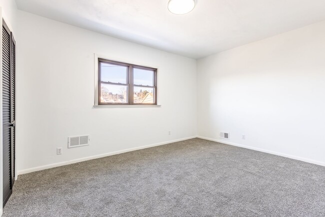 Foto del edificio - Available May - Fully Renovated 3 Bedroom ...