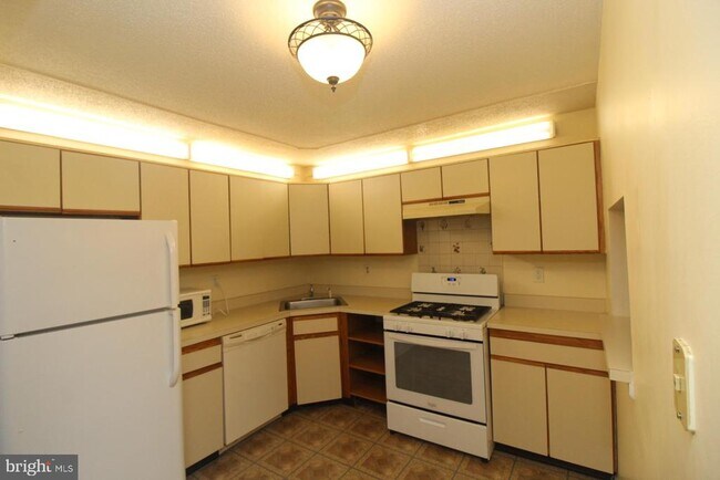 Building Photo - 10 Chamberlin Ct