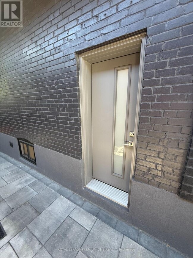 Building Photo - 39 Lonborough Ave