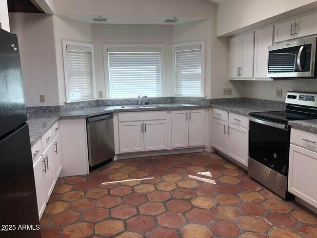 Building Photo - 6445 E Wildcat Dr