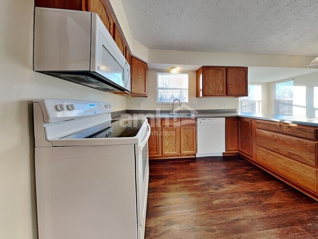 Foto del edificio - 6088 Lakewood Dr