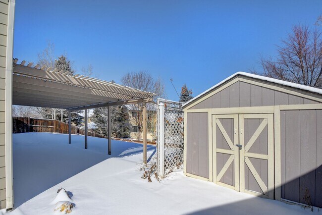 Building Photo - 4 bedroom, 3 bath home with 2 car garage