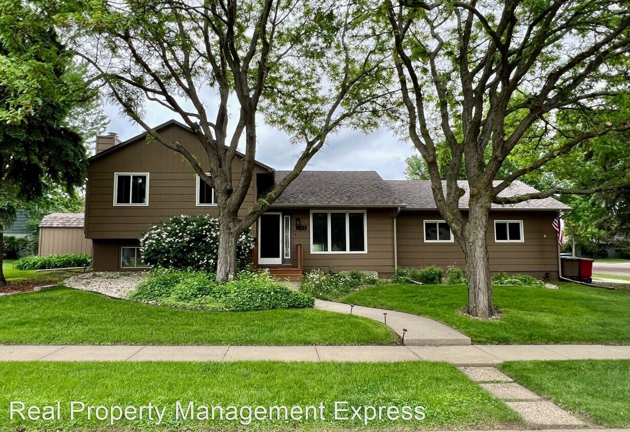 4 br, 2 bath House 2904 S Pepper Ridge Ave House Rental in Sioux