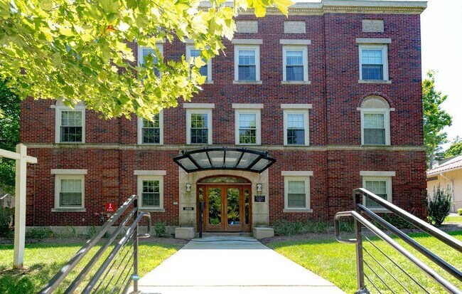Building Photo - One-of-a-Kind Condo in Cleveland Park! Par...
