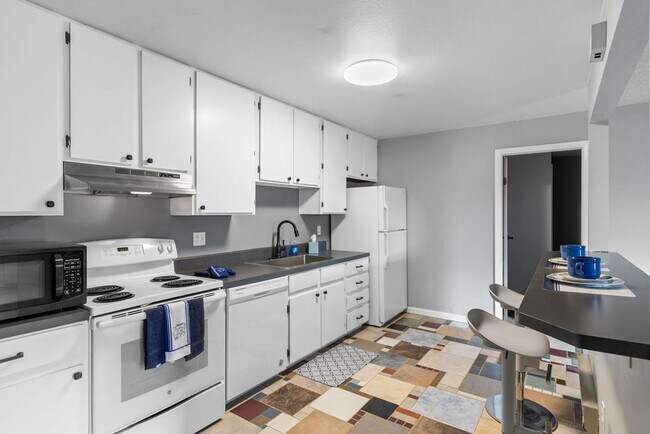 Foto del edificio - Prime CSU Campus West Living – 2 Bedrooms with Private Baths