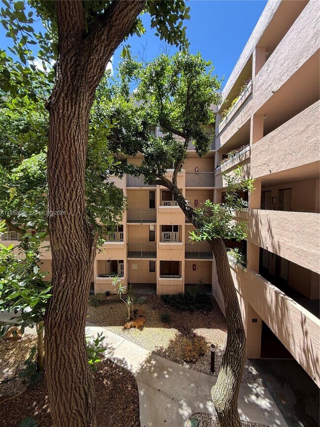 Foto del edificio - 6800 Cypress Rd