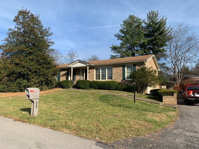 Building Photo - Spacious Three Bedroom/Three Bath Ranch in...
