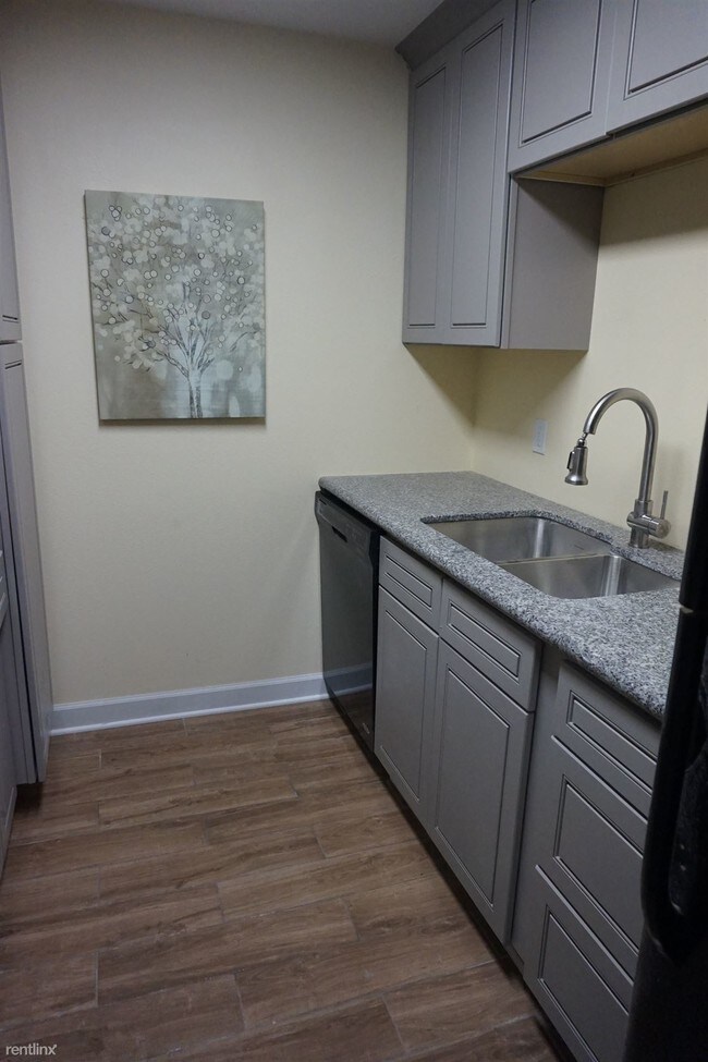 Foto del edificio - 12122 Huron St