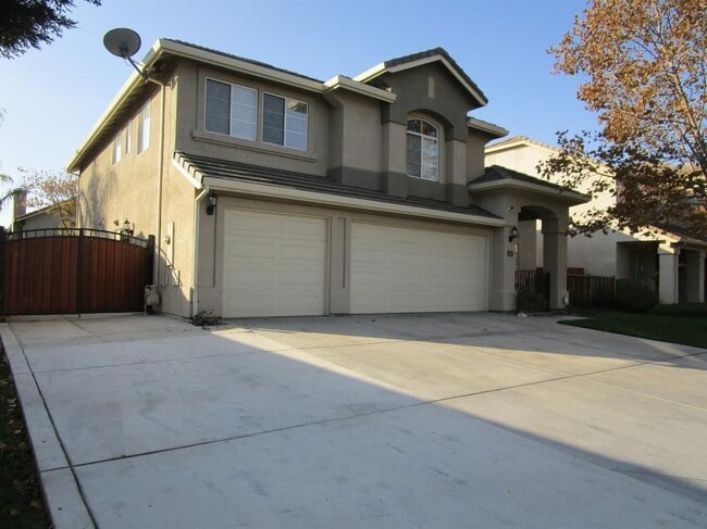 Foto del edificio - Like Brand New 4 Bedroom 3 Bath Beautiful ...