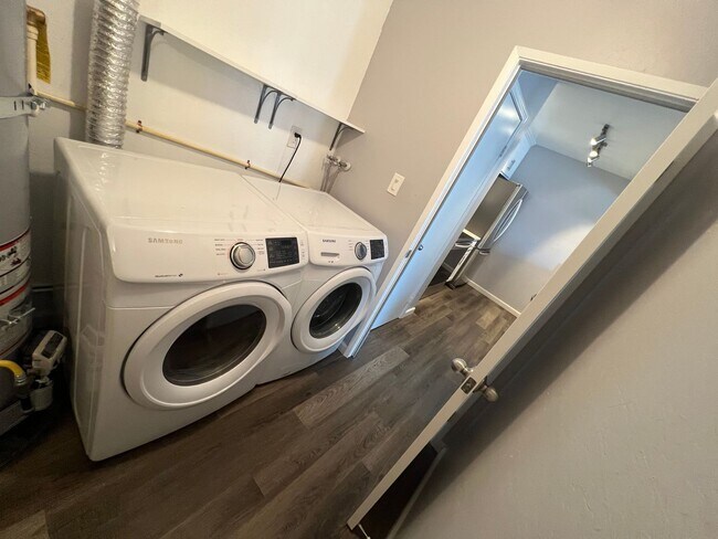 Foto del edificio - Beautifully remodeled 3 Bed/1.5 Bath Townh...