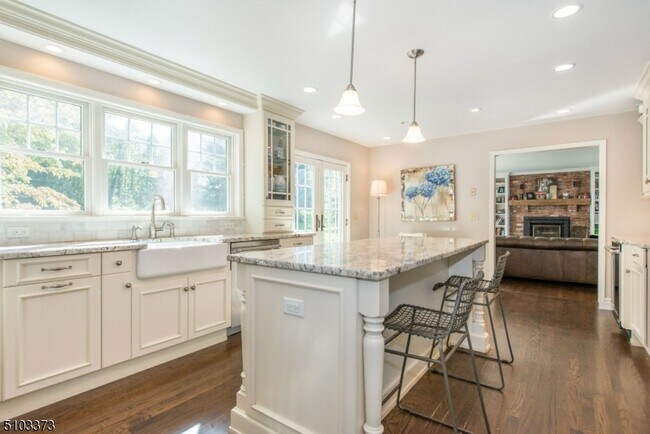 Building Photo - 5 Fieldstone Dr