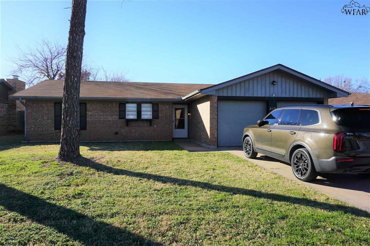 Primary Photo - 2119 Selma Dr