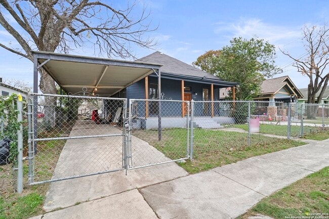 Building Photo - 2106 Saunders Ave