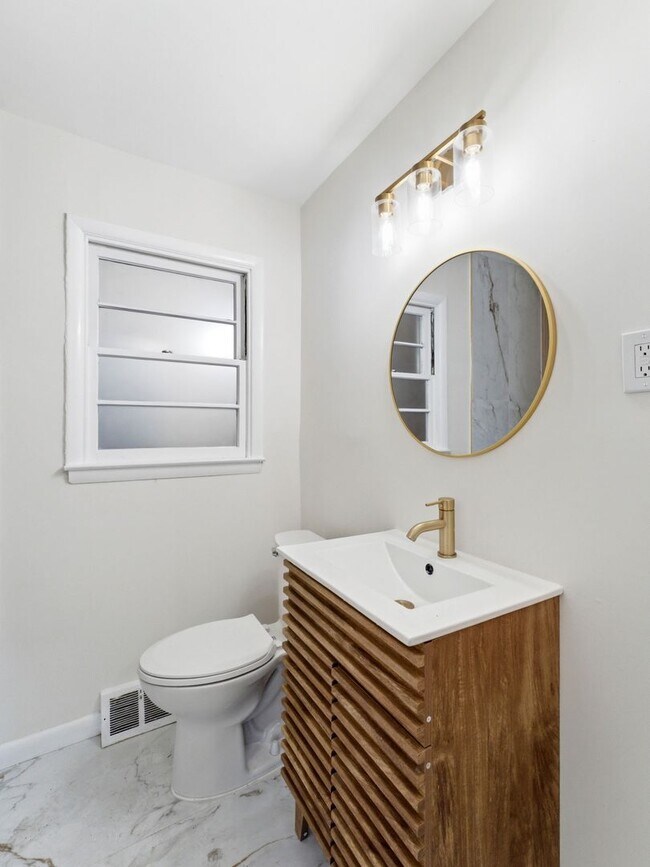 Foto del edificio - Charming Renovated 4-Bedroom Rental with Spacious Backyard & Bonus Basement Space in Somerdale