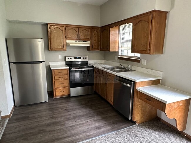 Building Photo - Spacious 2 bd/1.5 bath TH -Ready to call h...