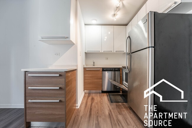 Building Photo - 925 W Carmen Ave