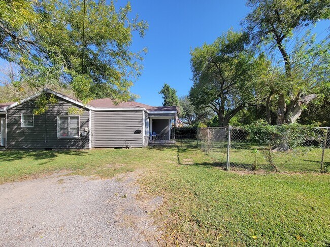 Building Photo - 2330 Cedar Dr