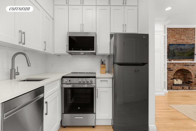 Building Photo - 425 W 24th St