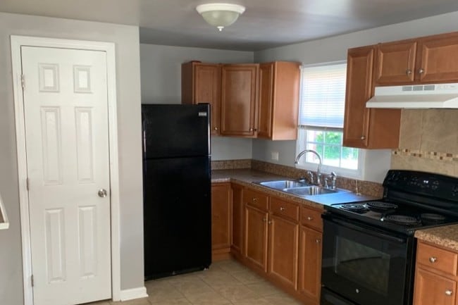Building Photo - King George Townhomes