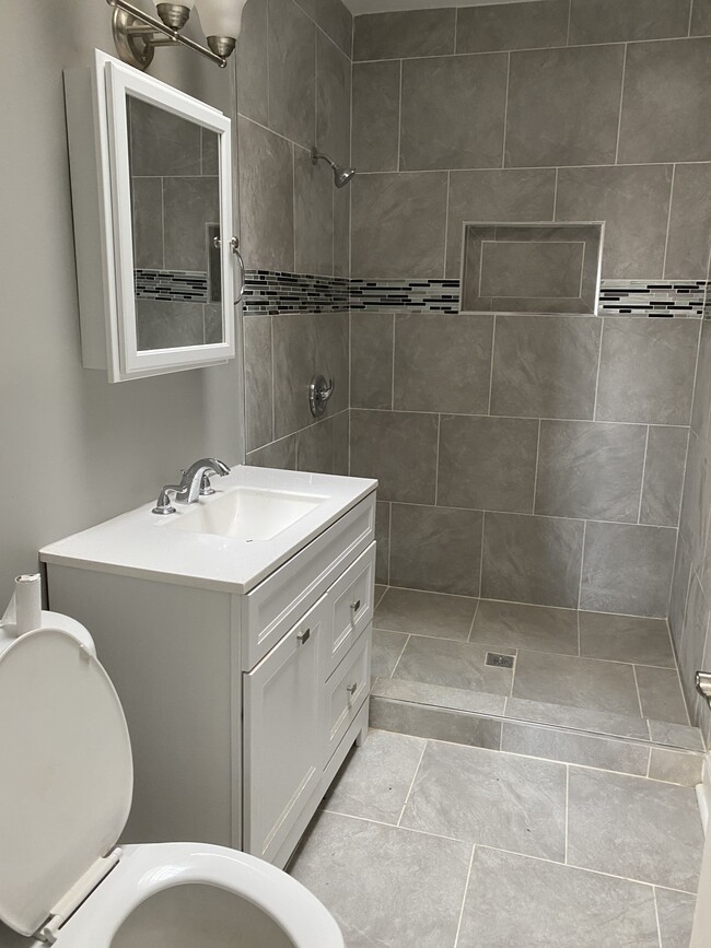 Full bathroom - 2033 Benning Rd NE