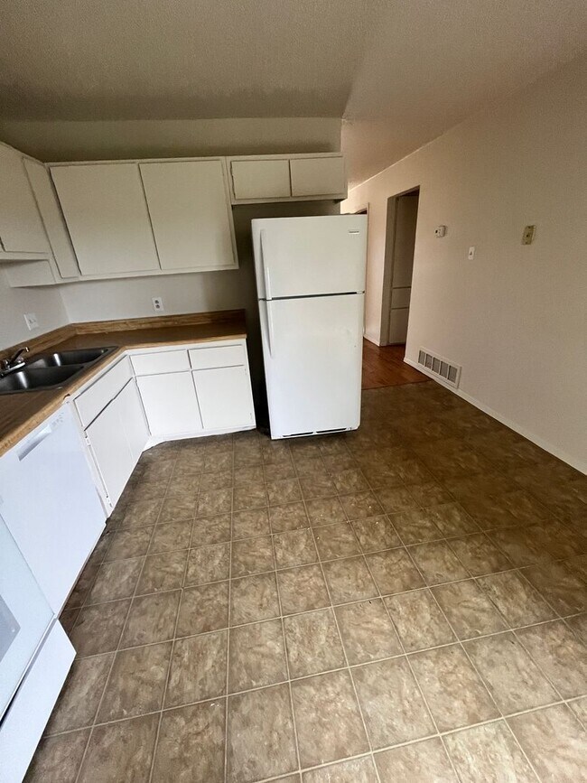 Building Photo - Cedarhill Apartments