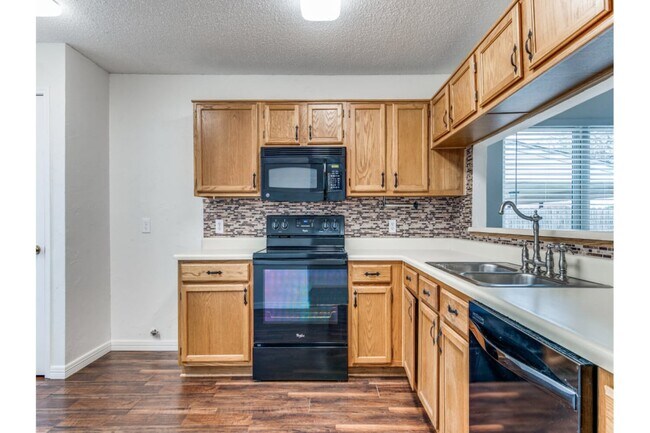Foto del edificio - 3709 Huckleberry Dr