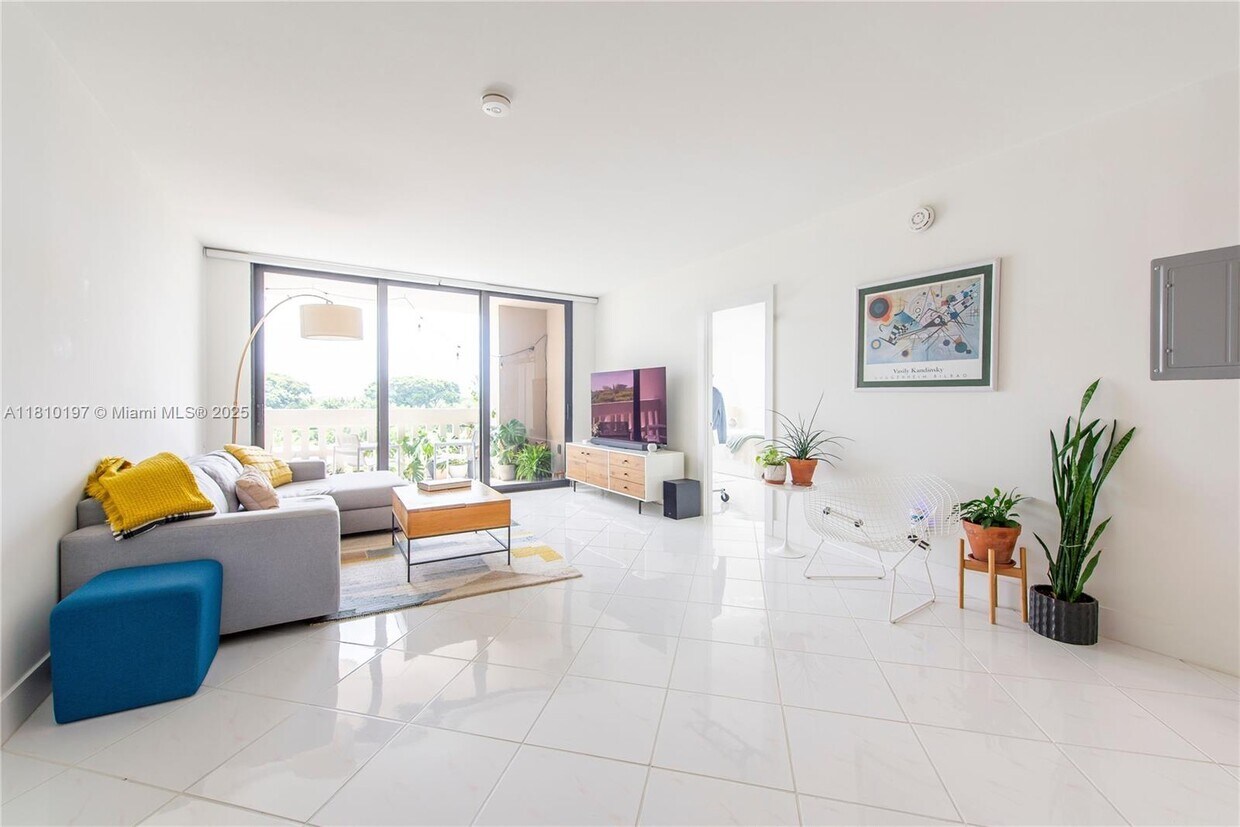 Foto principal - 90 Edgewater Dr