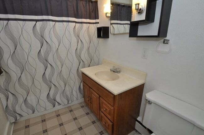 Building Photo - 1 Bed 1 Bath Upper Unit