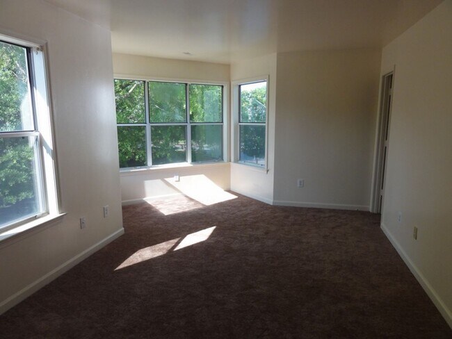 Foto del edificio - 3BD 2.5BA Townhouse