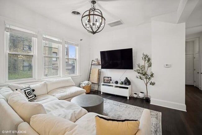 Living Room - 2512 W Lyndale St