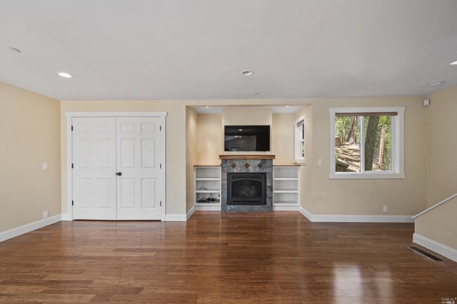 Building Photo - 312 Redwood Dr