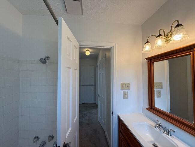 Foto del edificio - 2 Bedroom fenced yard with BONUS Room