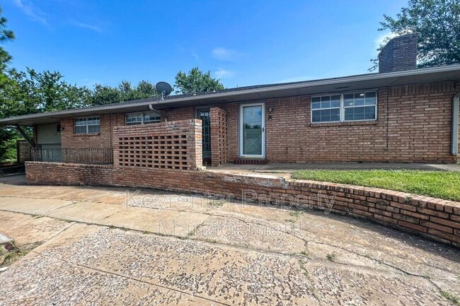 Building Photo - 6334 N Villa Ave