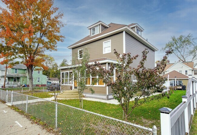 Building Photo - 76 Ashley St