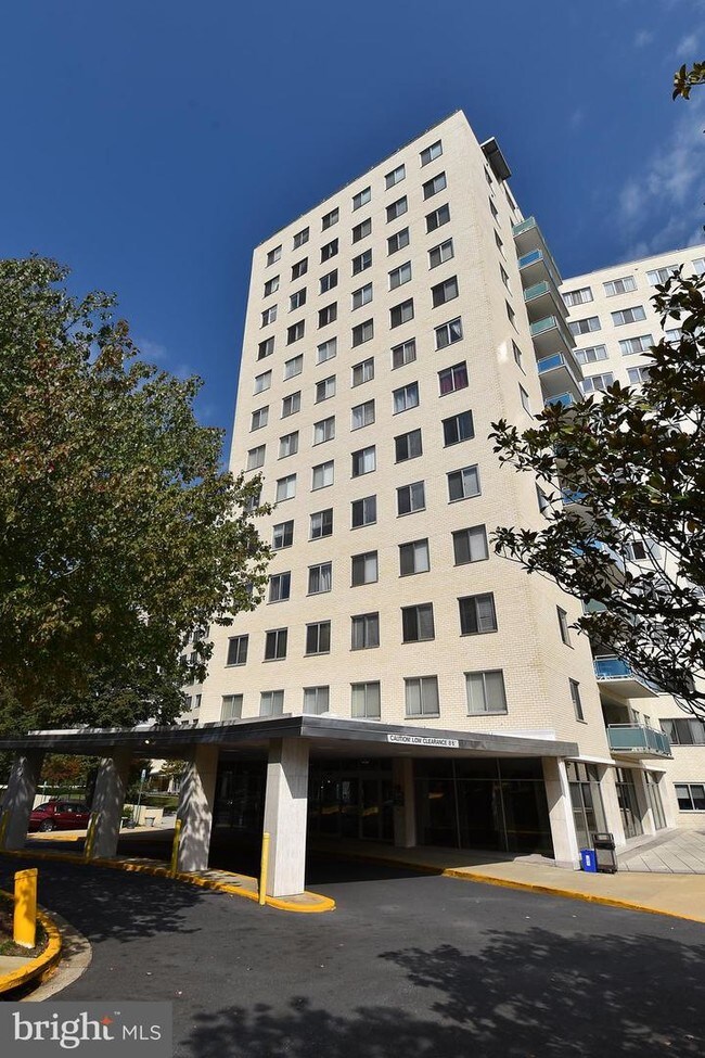 Foto del edificio - 10201 Grosvenor Pl