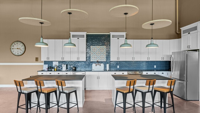 Building Photo - The Oaks at South Park