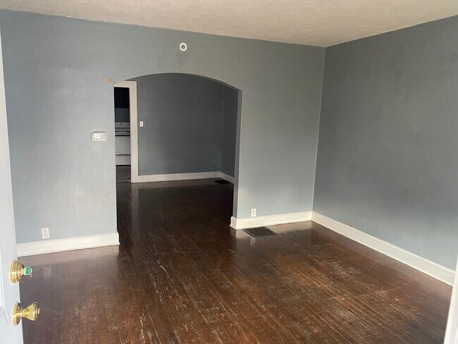 Building Photo - 810 N Bradley Ave
