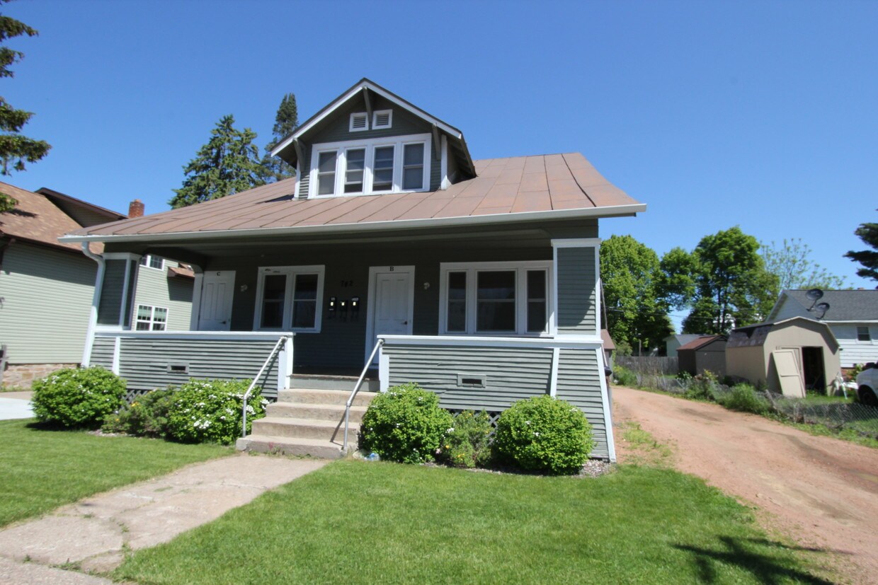 Primary Photo - 742 Portage St