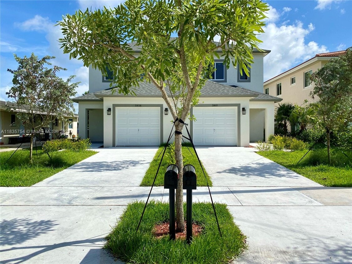 Foto principal - 5860 Lincoln St