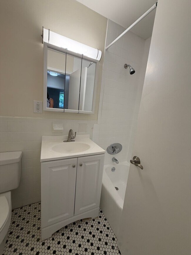 Building Photo - 2bed 2bath in Watertown available Now