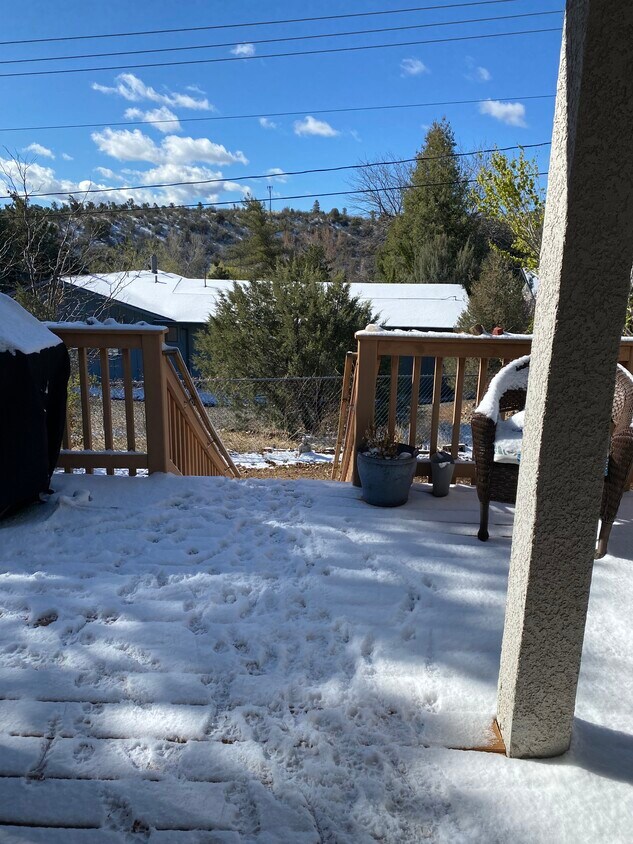Large deck / fenced yard/ pet friendly - 4733 E Robin Dr